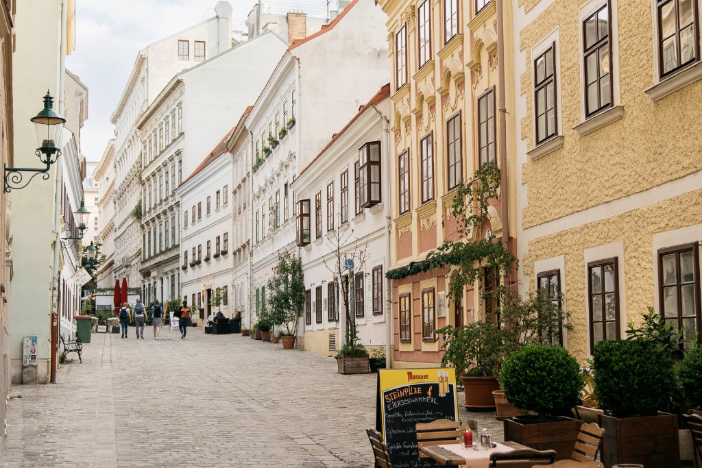 Typische Wiener Innenstadtstrasse mit alten Gebäuden und Fussgänger*innen